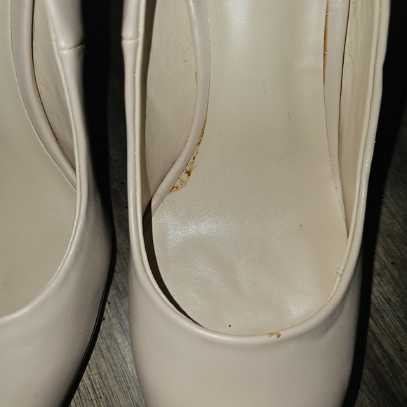 Le Chateau Shoes - Picture 3 of 5